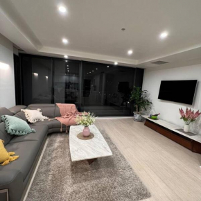 Carlton Stunning View Apartment with Free Parking